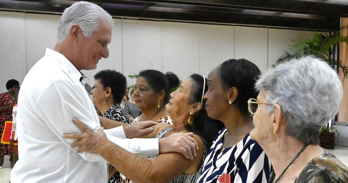 Cuban Leader Awards Medals to Women Amidst National Hardships: Social Media Users Mock the Irony