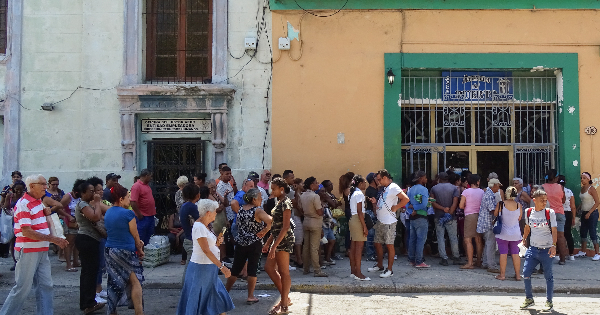 Cola para comprar pollo en la Habana Vieja. Imagen tomada en 2019 © CiberCuba