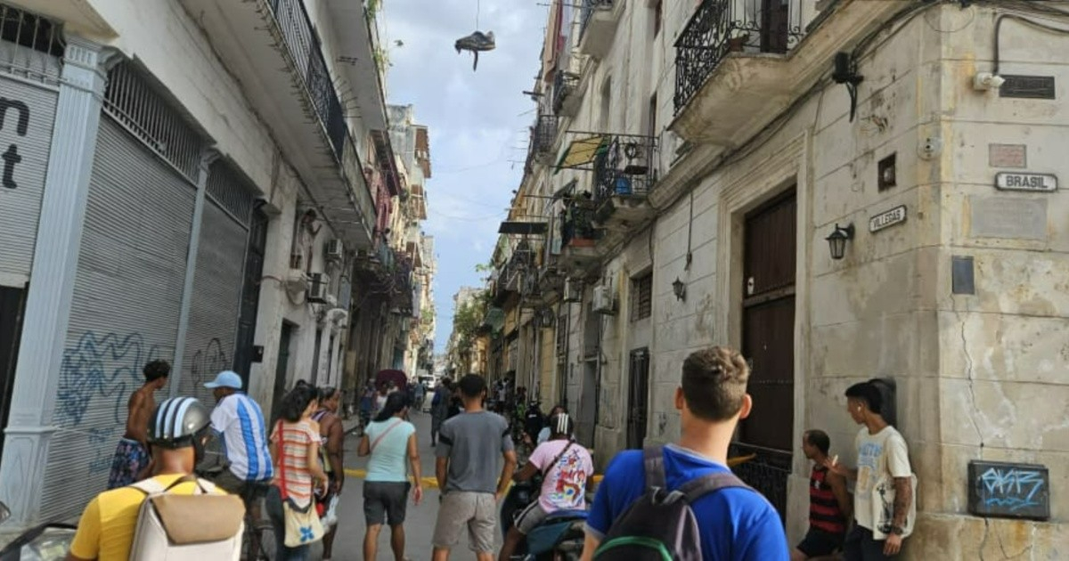 Residents in Old Havana Block Street Over Power Outages with No Response