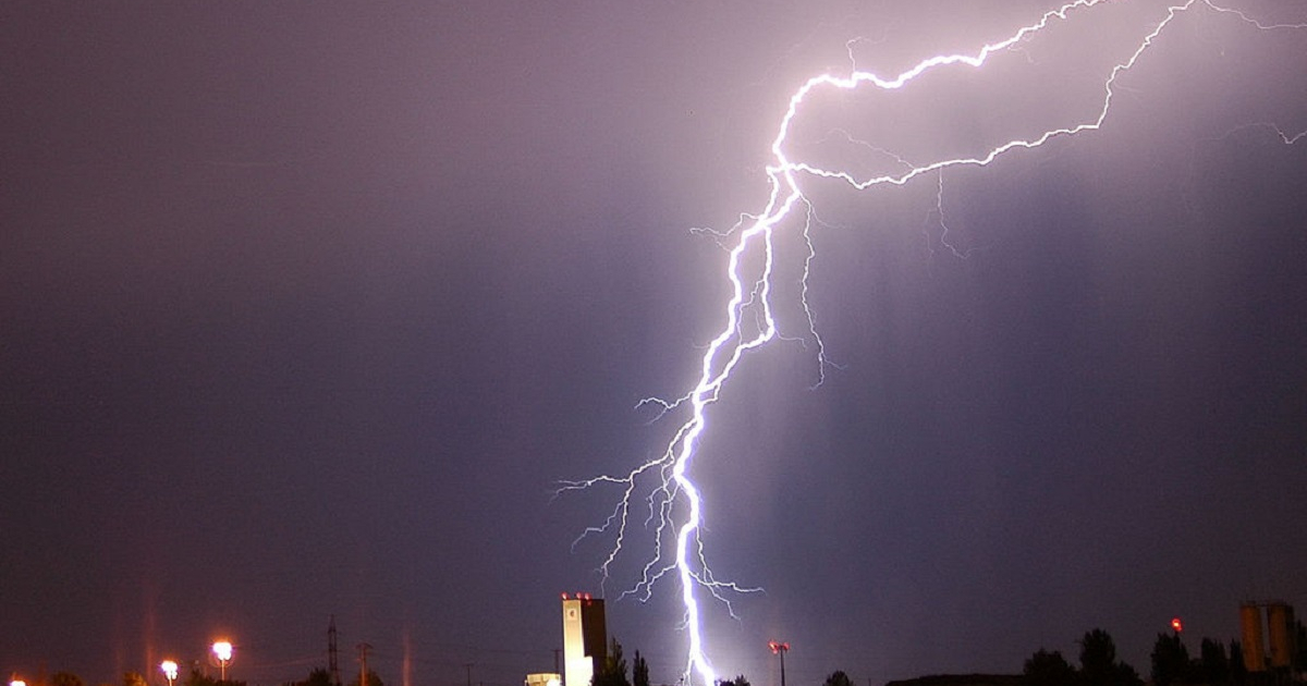 Man Dies and Child Injured After Lightning Strike in Miami Suburb