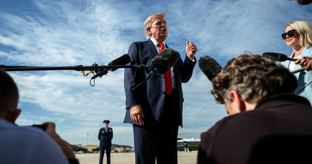 Trump Announces New Sanctions on Iran, Declaring the Nation is "Completely Collapsing"