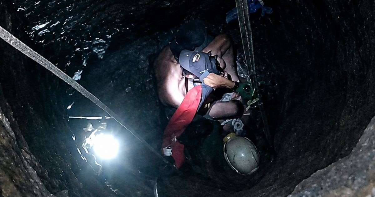 Firefighters Save Man Trapped in Holguín Well