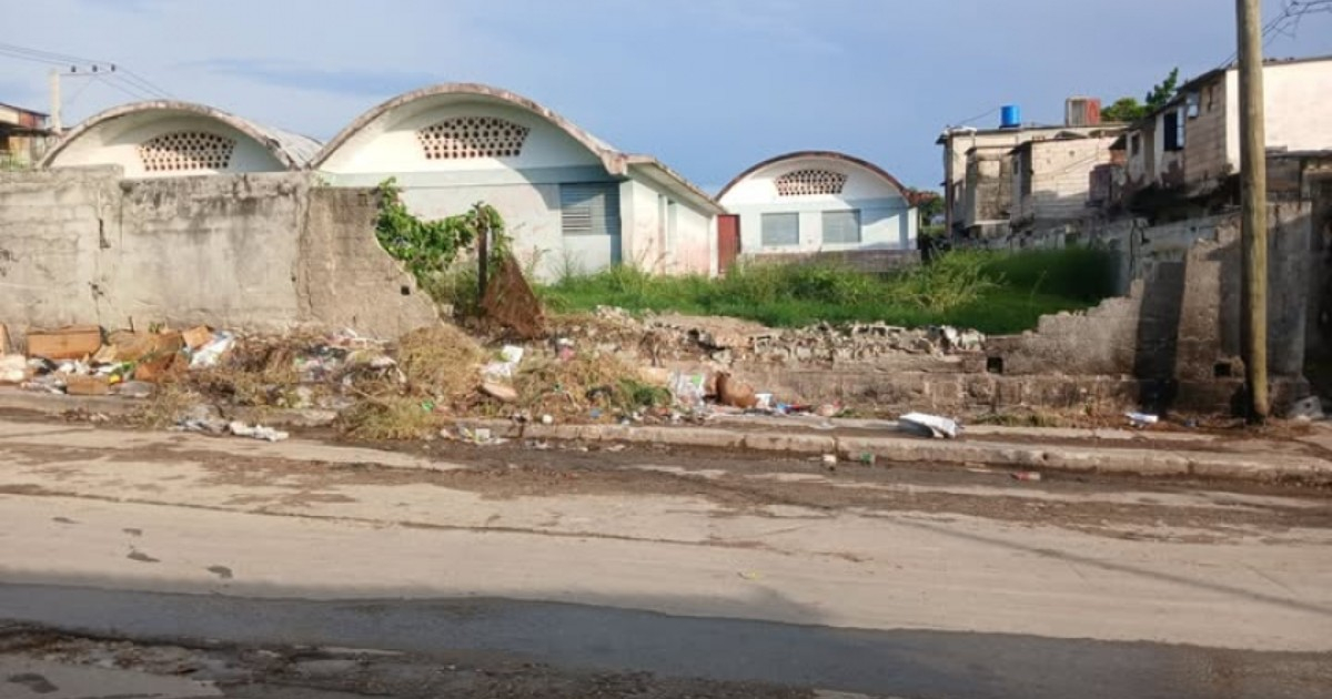 Cuban School Surrounded by Trash Contradicts Regime's Promises for New School Year