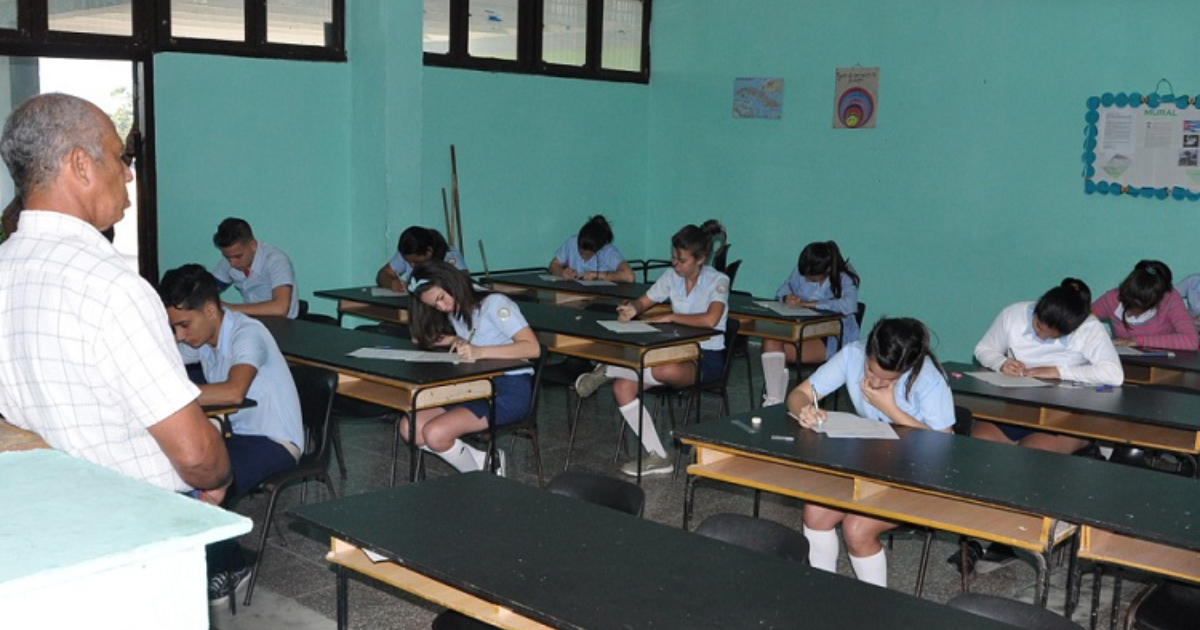 Cuban Activist Challenges Viability of Education Amidst Power Outages