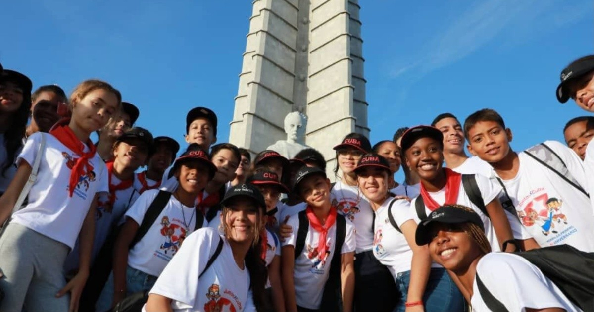 Cuban Communist Party Calls School Year Start 'Heroic' Amidst Hunger and Blackouts