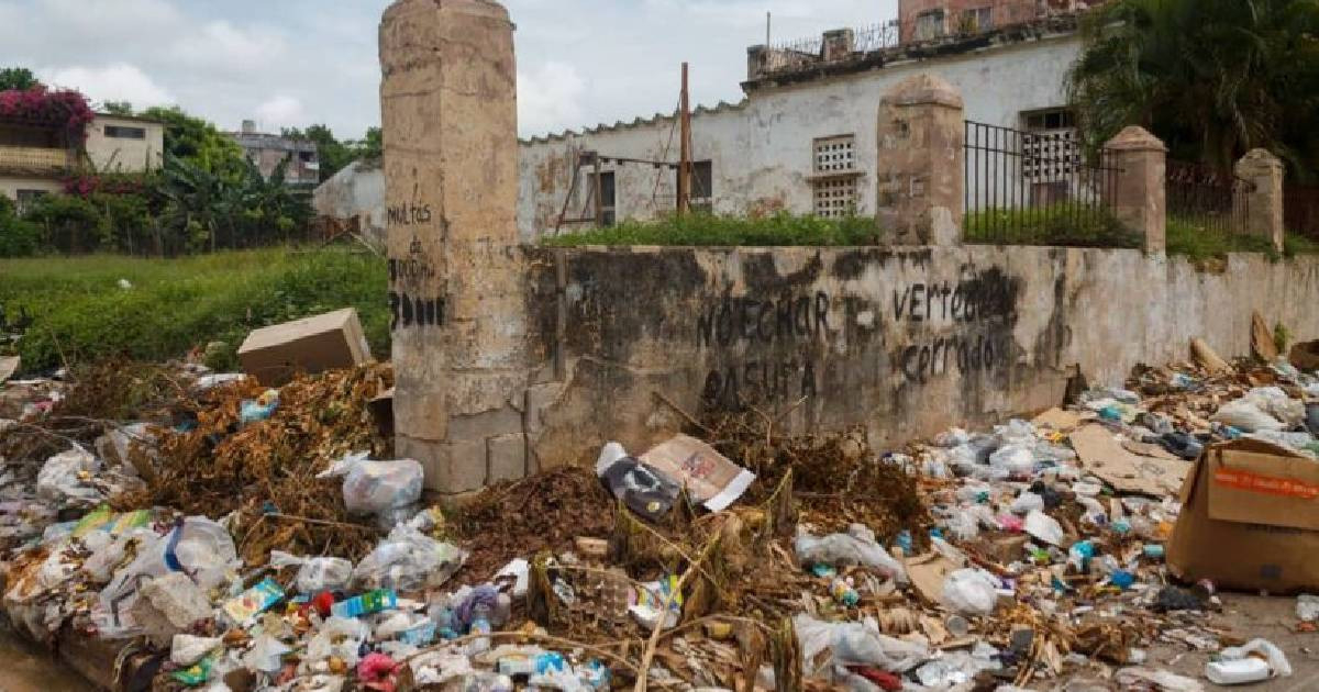 Mechanical Shovels Leave Matanzas Neighborhood Without Trash Collection Points