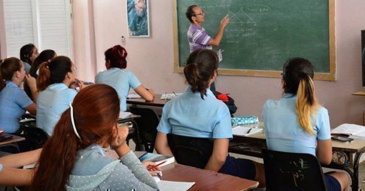 Cuban Teachers' Exodus: Lingering Crisis Fueled by Unpaid Wages and Disillusionment