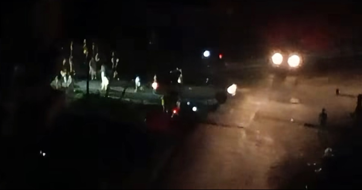 Vecinos del Vedado cierran la Avenida 26 y el r&eacute;gimen despliega fuerzas para reprimirlos