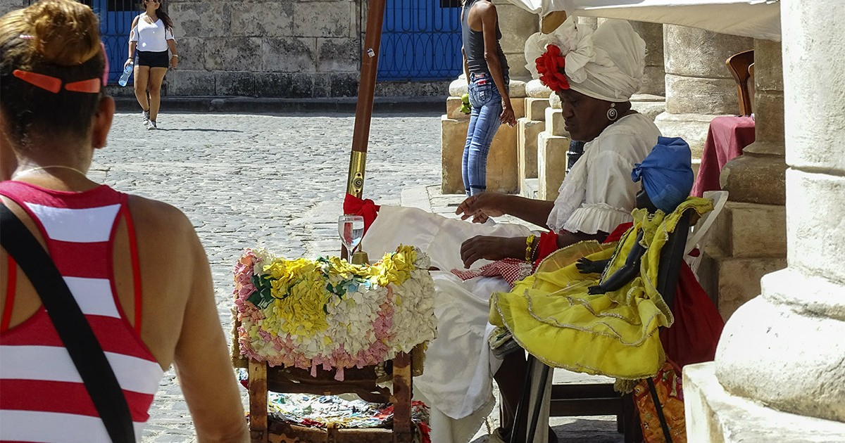 Cuban State Media Spotlights Cartomancy in Surprising Podcast Feature