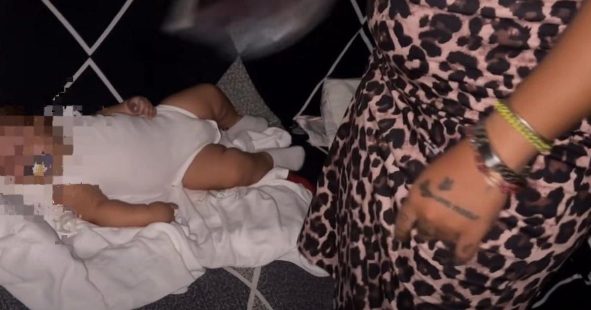 Cuban Mother Fans Her Baby During Blackout: "When My Hand Gets Tired, Mosquitoes Will Eat Us Alive"