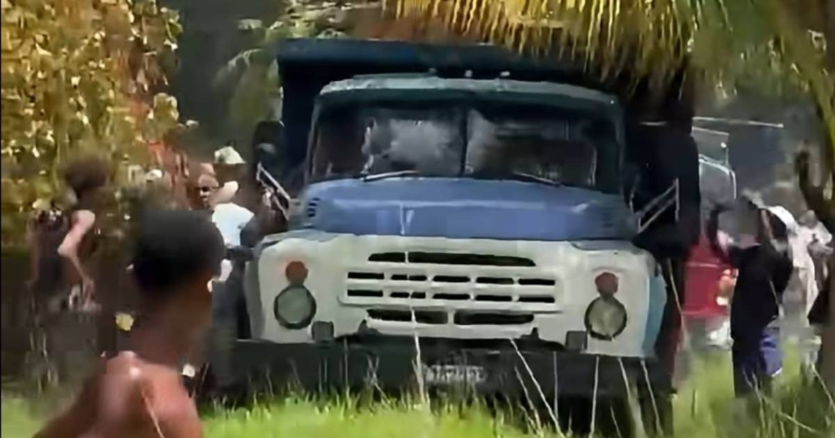Havana Truck Loaded with Cooking Oil Looted While Police Stand By