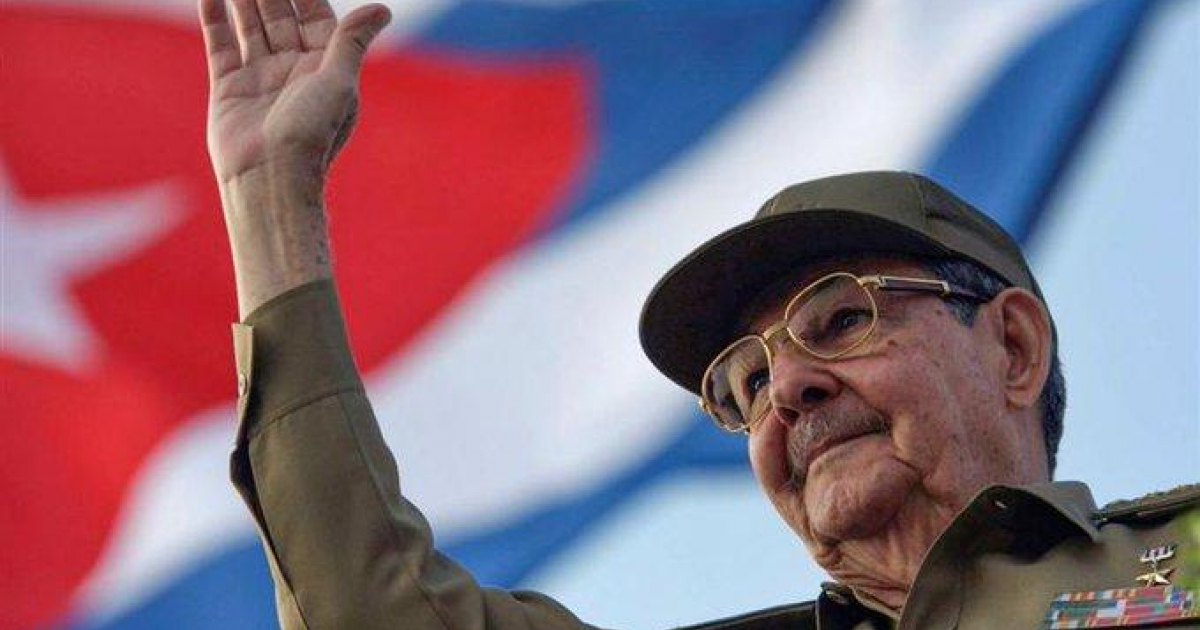 Raúl Castro saluda desde una tribuna de la Plaza de la Revolución, el 1ro de mayo de 2008. © Granma / Miguel Díaz Canel X
