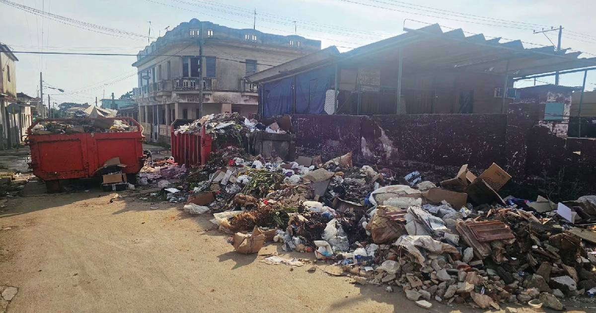 When Will Artemisa's Inefficiency End? Residents Outraged by Street Buried in Trash