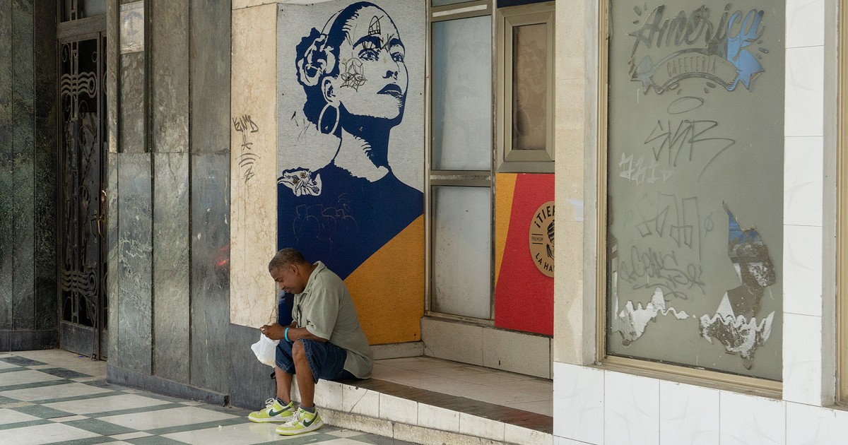 Cuban Poet Expresses Grief: "Dying in Cuba is a Simple, Silent Queue"