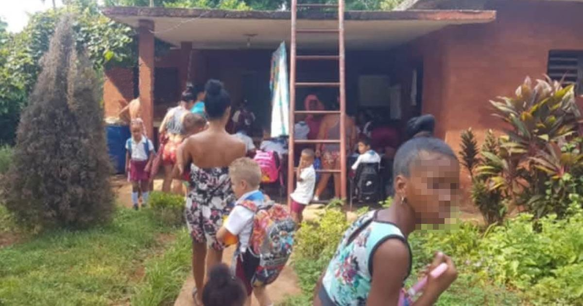 Teacher Turns Her Home's Porch into Classroom Due to Collapsing School in Matanzas