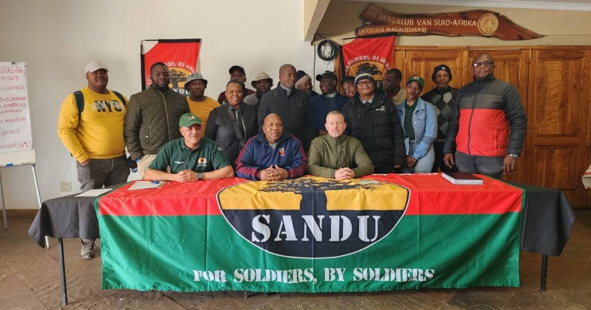 Miembros del Sindicato Nacional de Defensa de Sudáfrica (SANDU), organización que exigió investigar la presunta solicitud de dinero a soldados sudafricanos que reciben cursos en Cuba (Imagen de Referencia). © Facebook/SANDU
