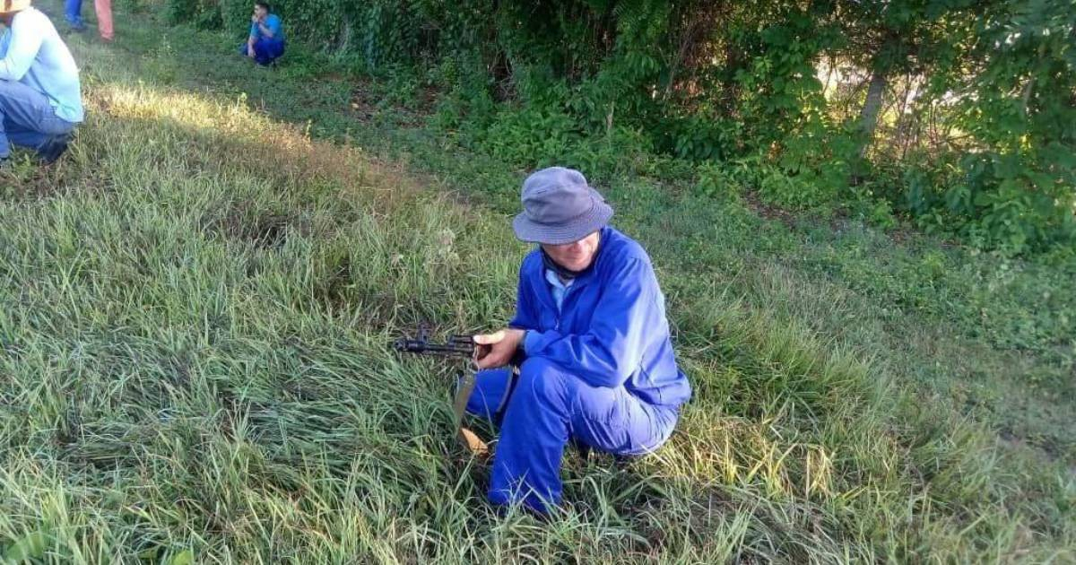 ETECSA Employees Practice with Rifles While Cubans Demand Better Internet Service