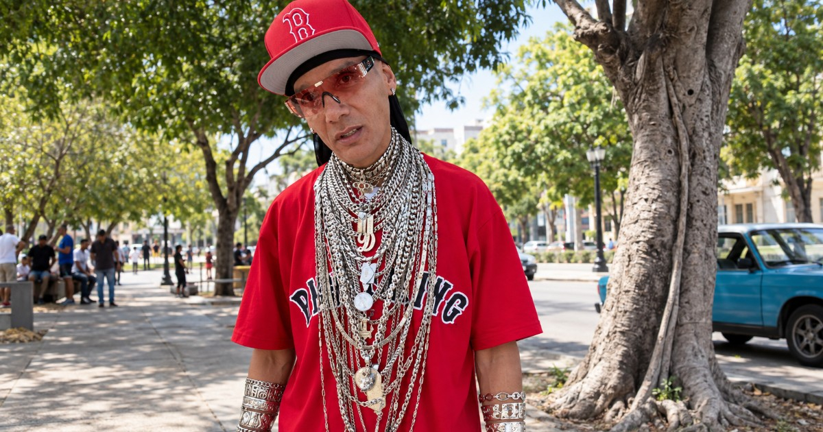 Man Covered in Silver Aims for Guinness World Record