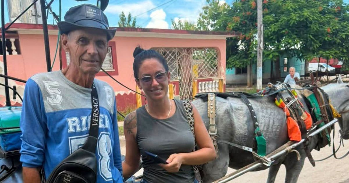 Remarkable Acts of Kindness: Coachman Returns Phone and Holds onto Lost Sandal for Months