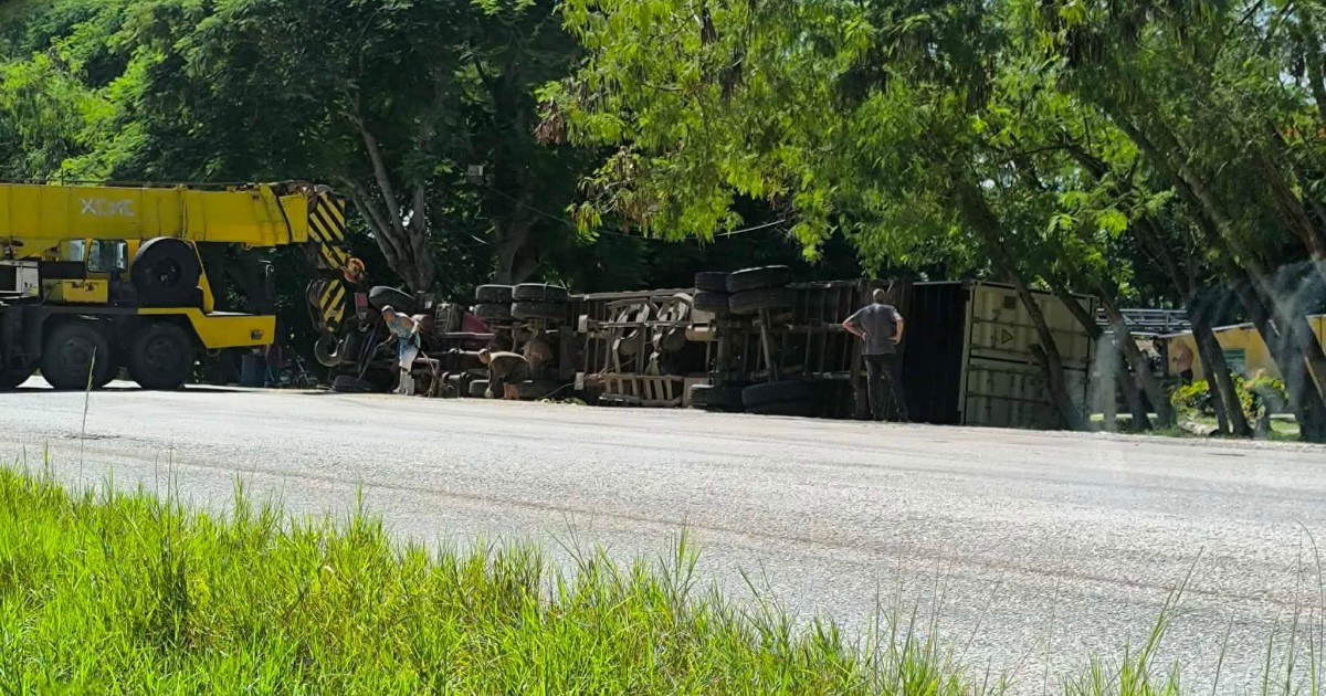 Truck Overturns on Cuba's National Highway