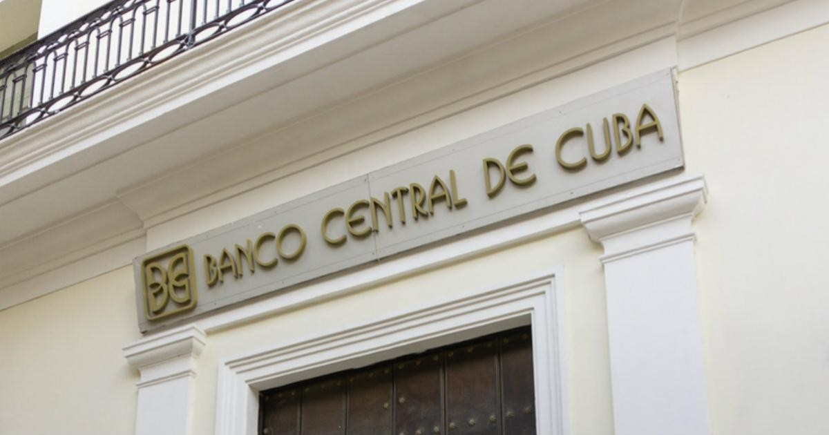 Cuban Government Eases Dollar Account Restrictions Inside and Outside the Island