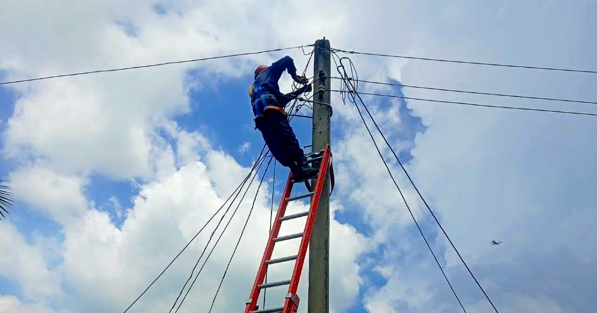 Electric Lineman Electrocuted in Cienfuegos; Another in Intensive Care