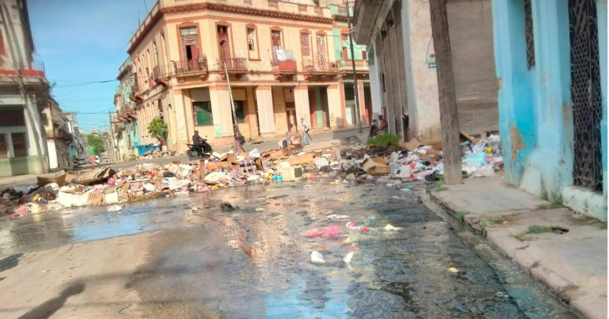 Street in Havana Turns into Dumping Ground: "This is Cuba Now"