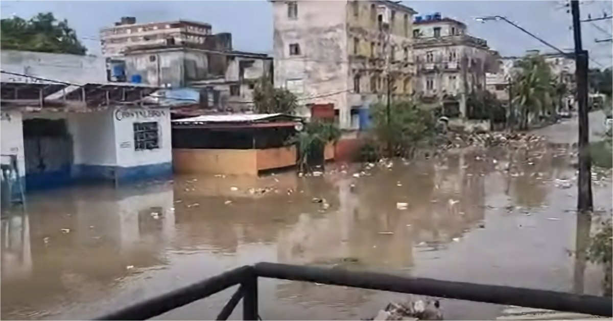 Floodwaters Sweep Away Trash in Havana's 10 de Octubre District After Heavy Rainfall