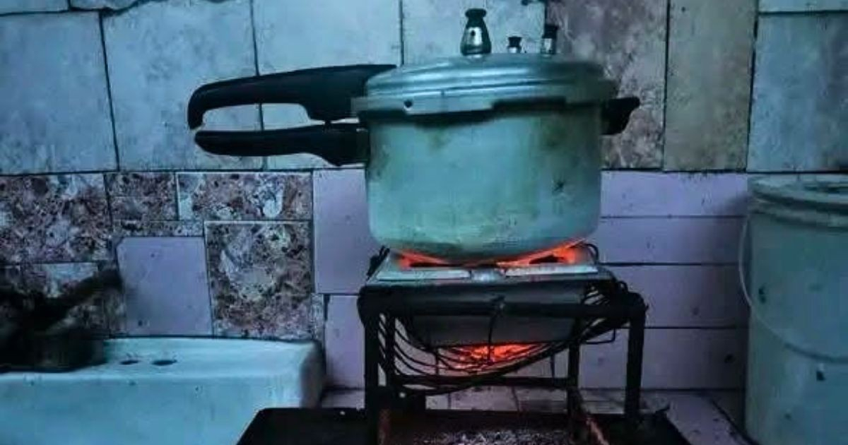 Cuban Writer Highlights the Art of "Lighting Charcoal" as a Survival Skill on the Island