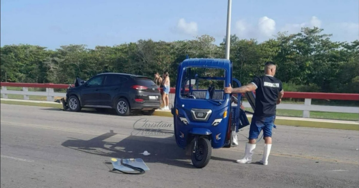 Collision in Varadero Involving Modern Car and Electric Tricycle Leaves Two Injured