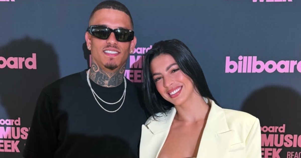 Rachel Arderi Captivates in Chic Ensemble at Latin Billboard Event with Bebeshito
