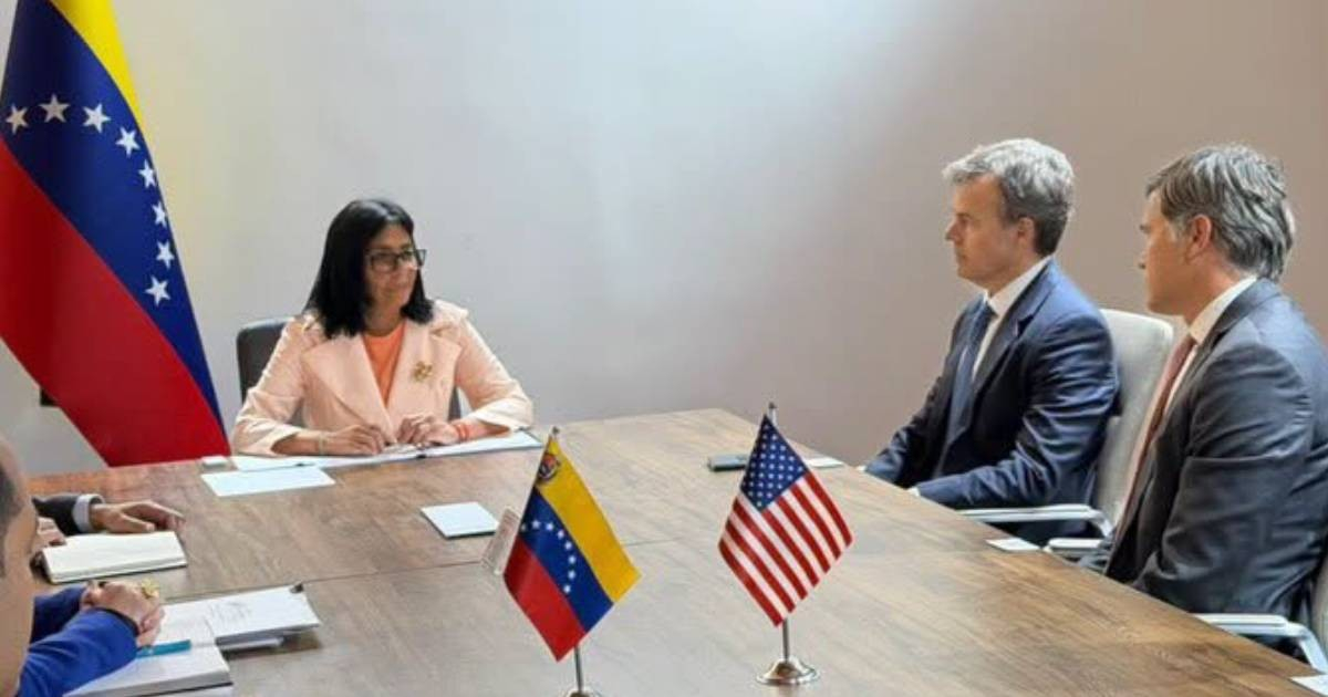 Delcy Rodríguez, presidenta encargada de Venezuela, se reúne con representantes del Gobierno de EE.UU. en Caracas, en junio de 2026. © Facebook/Embajada de los EE.UU., Venezuela