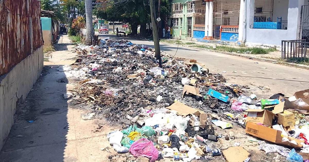 ETECSA Urges Citizens to Avoid Disposing Waste Near Poles, Cubans Retort: "Should We Eat It?"