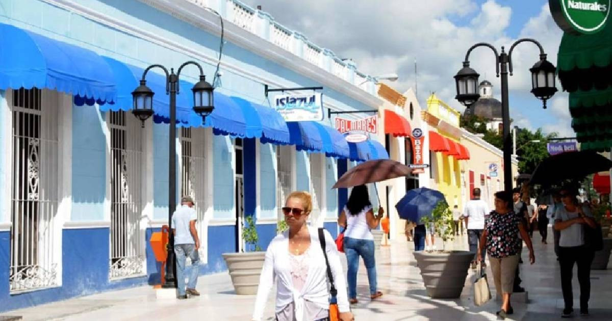 Holguín's Boulevard Overrun by Chaotic Mix of Pedal and Animal-Drawn Vehicles