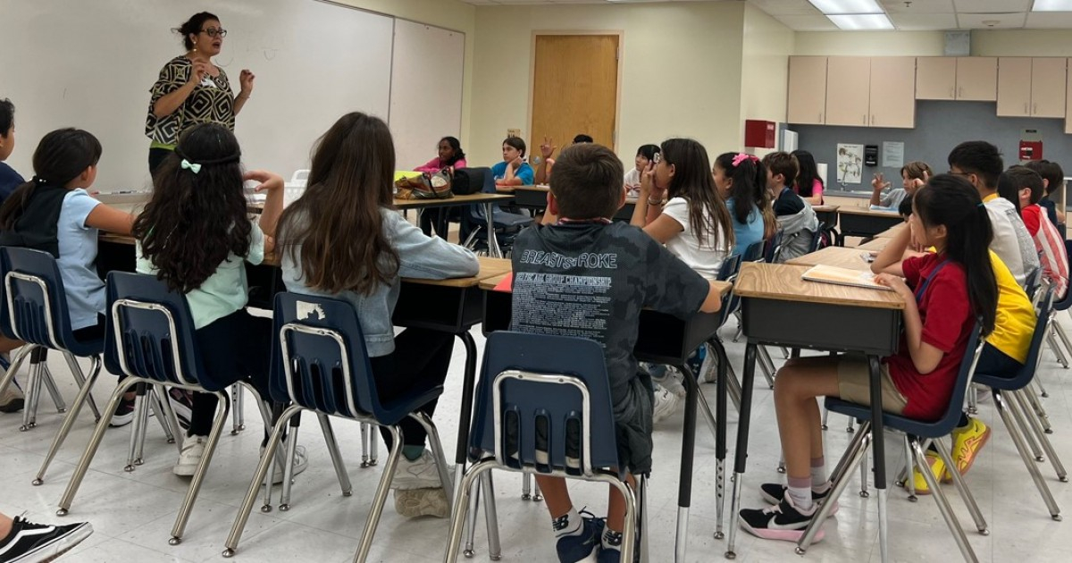 Over 1,200 South Florida Teachers Advocate for Cellphone Ban in Classrooms Amid AI Concerns
