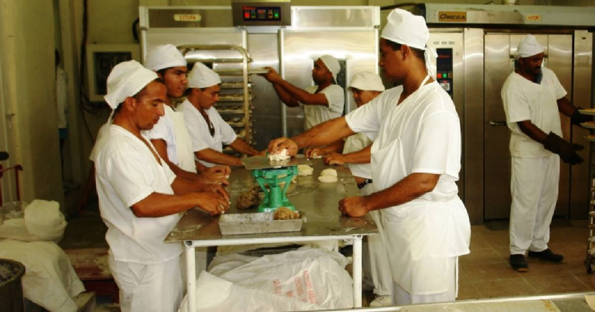 Why Is Bread Missing if There's Flour? Guantánamo Government Blames Production Failures on Power Outages
