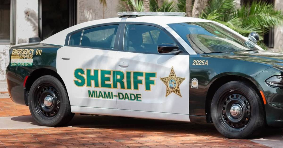 Cuban Man in Miami-Dade Arrested After Woman Falls from Moving Car's Trunk