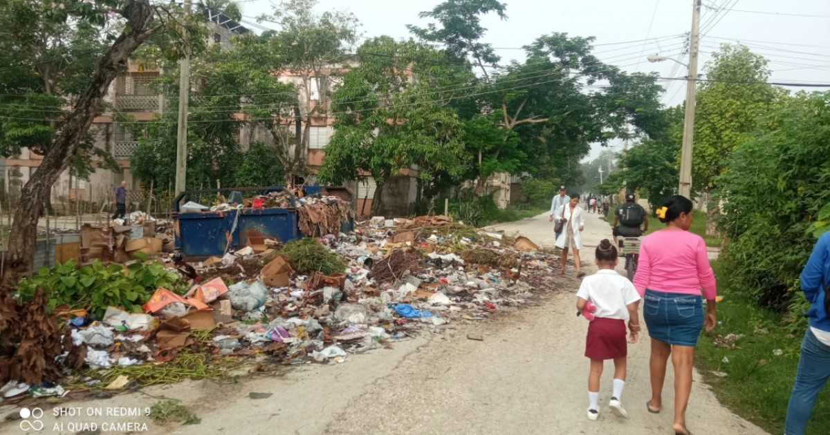 Trash Piles Up Near Schools and Childcare Center: Resident's Urgent Plea in Holguín