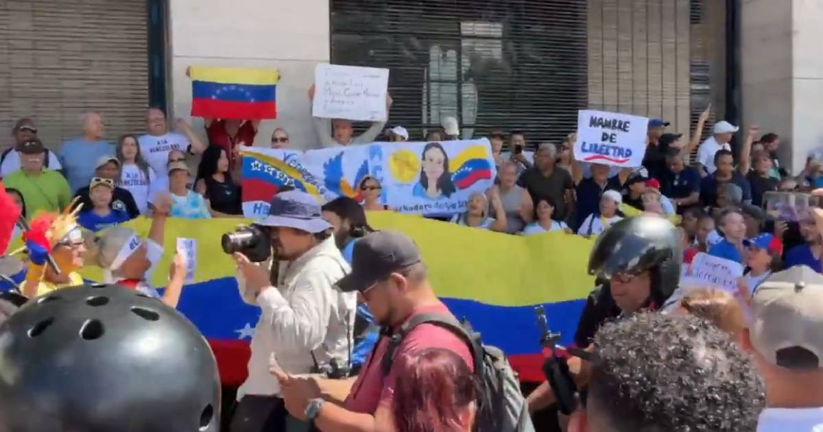 Venezuelans Rally in Caracas Demanding Elections and Supporting María Corina Machado's Return
