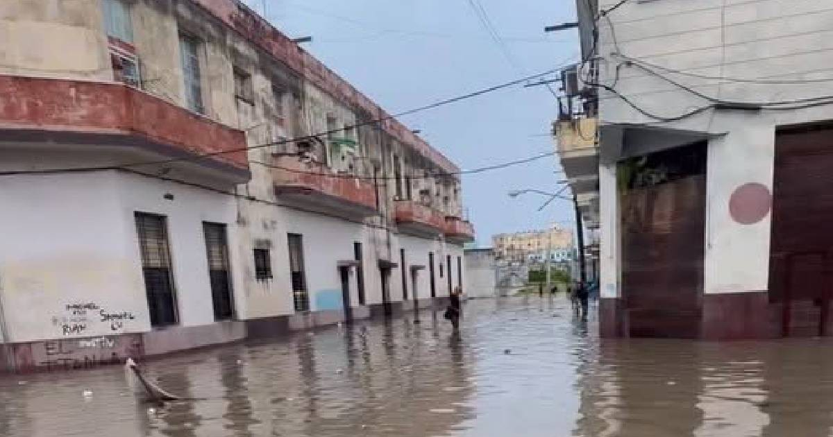 Torrential Rains Transform Central Havana Streets into Rivers