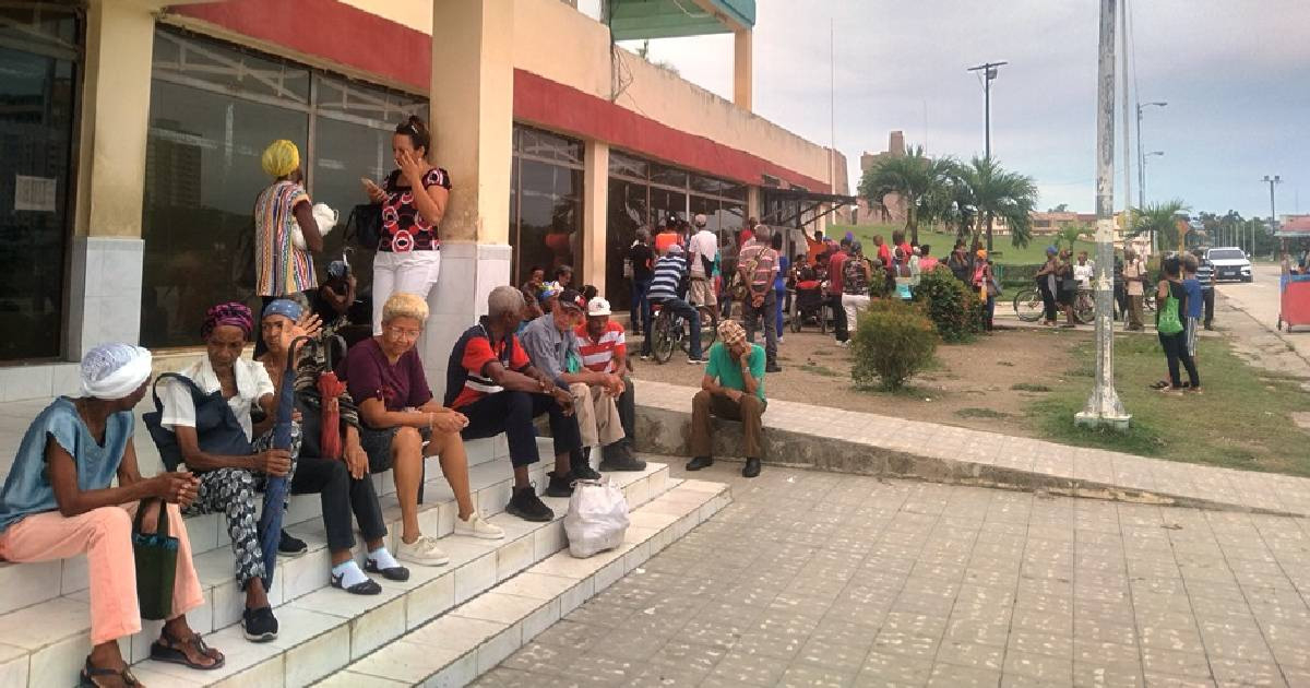 Over Three Years of Bank Reform, Guantánamo's Retirees Still Endure Long Lines