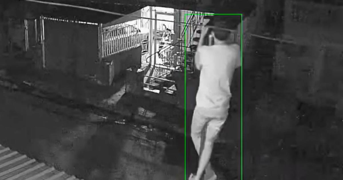Man Caught on Camera Climbing Pipe of Las Tunas Home in Aurora Neighborhood
