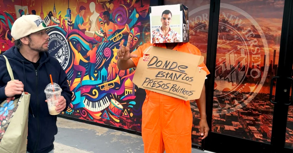 Luis Manuel Otero Stages Performance in New York to Demand Freedom for Cuba's Political Prisoners