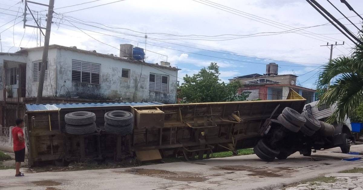 Truck Overturns in Florida, Camagüey, Disrupting Power for Hundreds of Residents