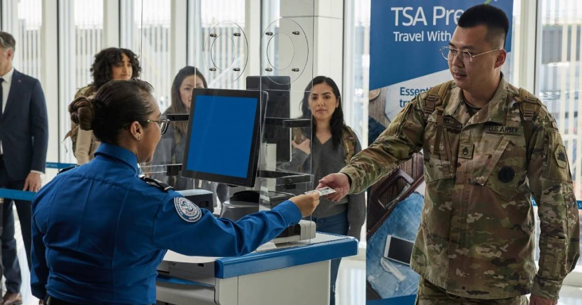 Una agente de la TSA revisa la identificación de un viajero en un control de seguridad de un aeropuerto de Estados Unidos. © Facebook/Transportation Security Administration - TSA