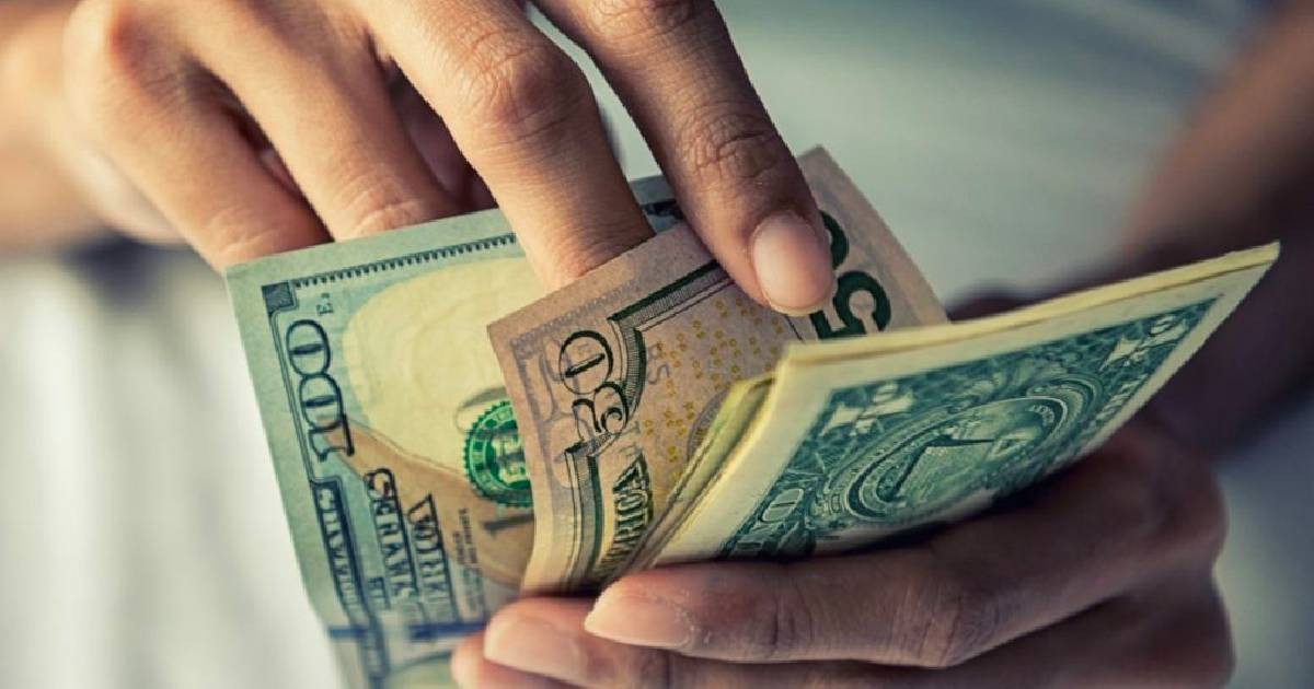 Dollar and Euro Surge: Informal Currency Market in Cuba Closes on a High Note