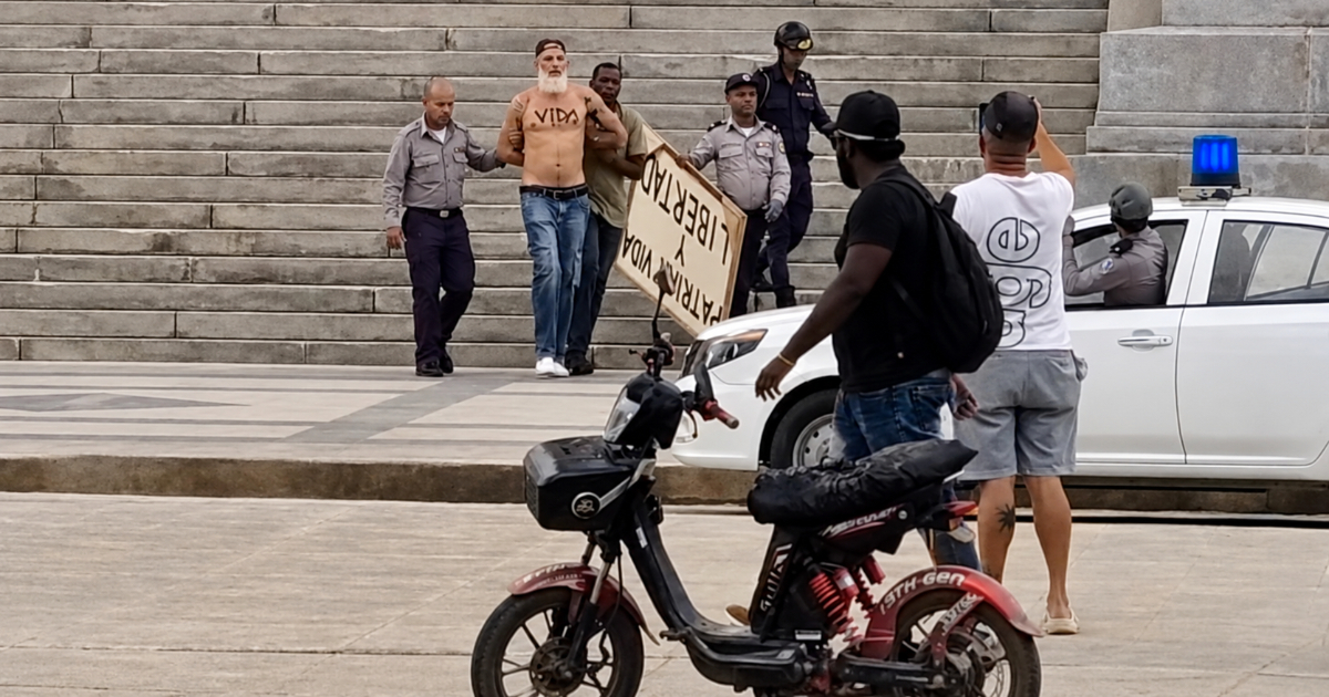Man Taken to Villa Marista After Protesting with Banner at Havana Capitol