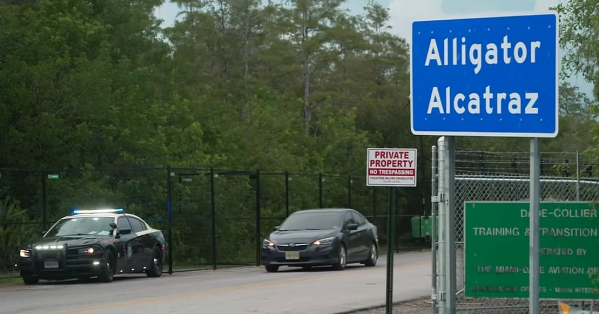 Entrada a centro de detención Alligator Alcatraz © Captura de Video/YouTube/Univisión Noticias