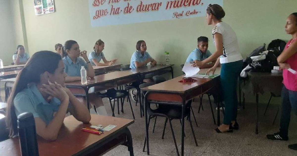 Cuba's First School Month Marred by Power Outages, Transportation Issues, and Teacher Shortages