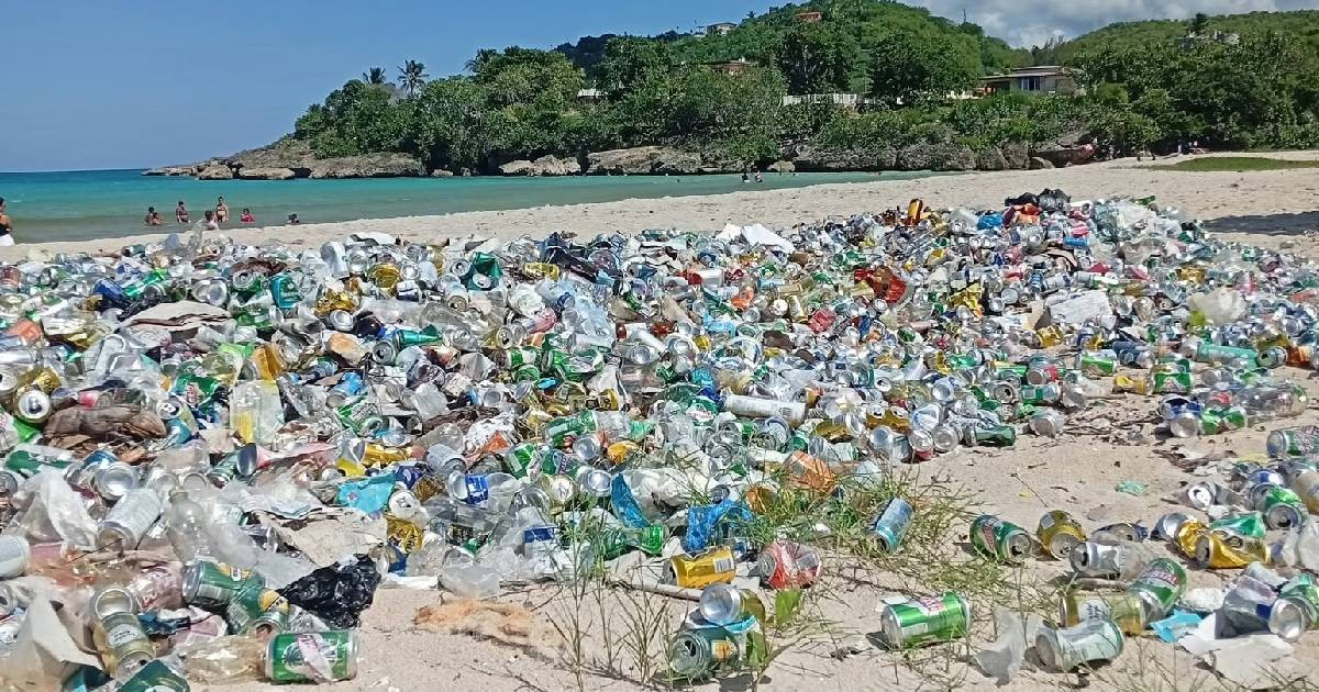 Trash Overwhelms Mayabeque Beach: "When Will We Stop Normalizing This?"